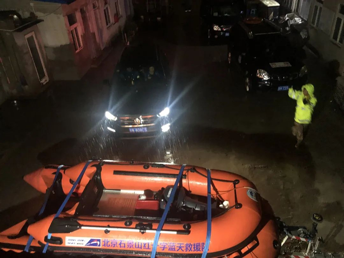▲7月11日深夜，石景山暴雨，救援队集结等待随时出发。新京报记者张静姝 摄