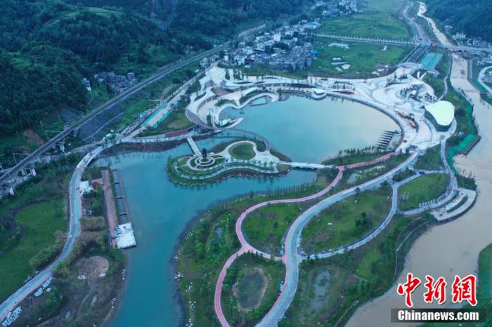 　　图为建设好的凤凰生态公园 供图