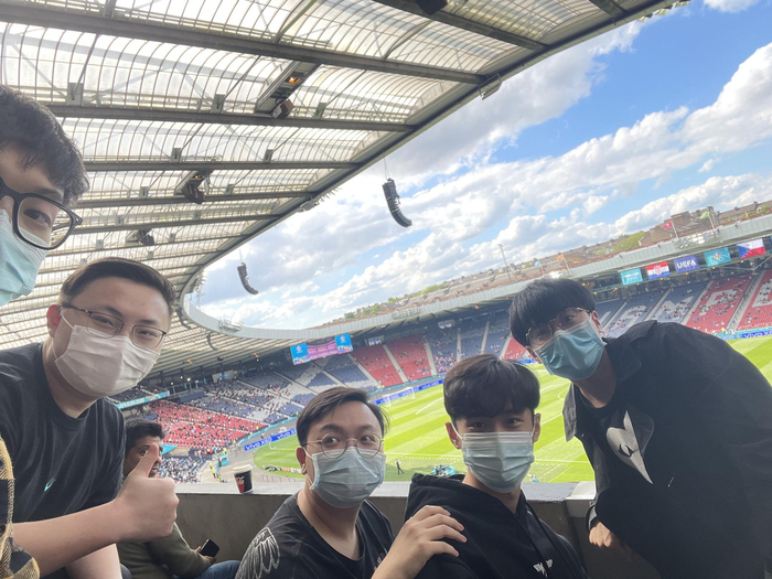 当地时间6月18日，格拉斯哥，马特（化名）与朋友观看捷克vs克罗地亚小组赛。受访者供图