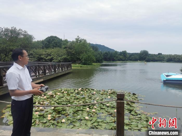 余道洋正在进行“水面保洁船”测试工作。 储玮玮 摄