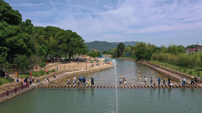 游客正在乡村旅游点休闲游玩