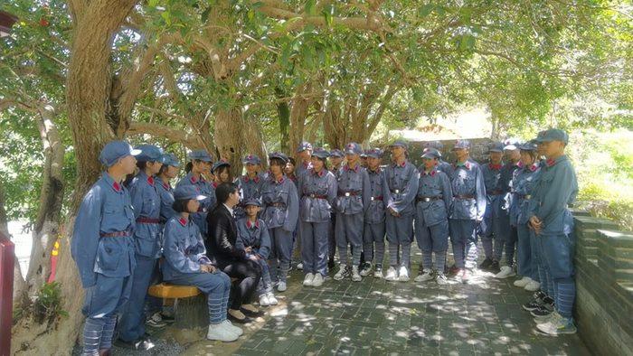 万安教师在晓东“红军树”下讲红色故事