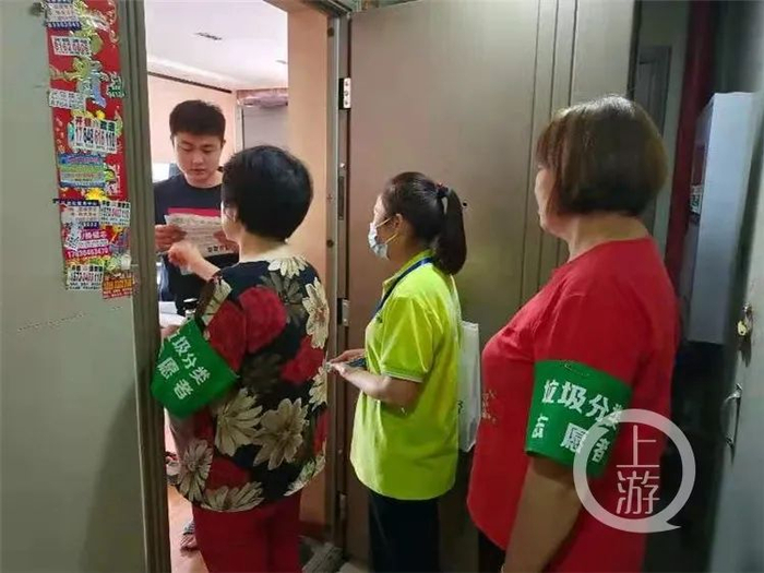 垃圾分类指导员开展垃圾分类入户宣传。金山街道办事处供图