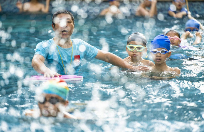 日前，江西省新余市逸夫小学四年级第一批学生正在跟随老师学习游泳技能。（央广网发 赵春亮 摄）