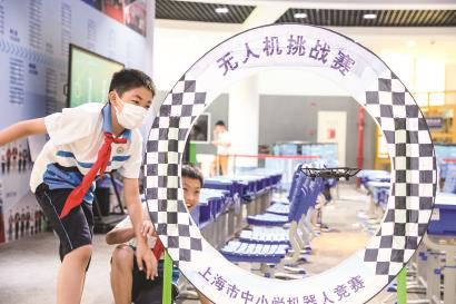 　　徐汇区青少年活动中心无人机课堂丰富学生暑期生活。 记者 袁婧摄