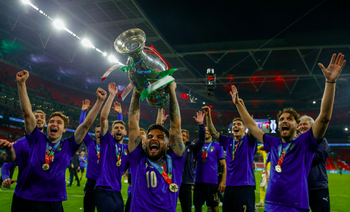 意大利球员高举冠军奖杯。图/新华社
