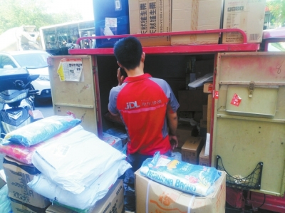 这一车快递，基本都是送往抗癌共享厨房的