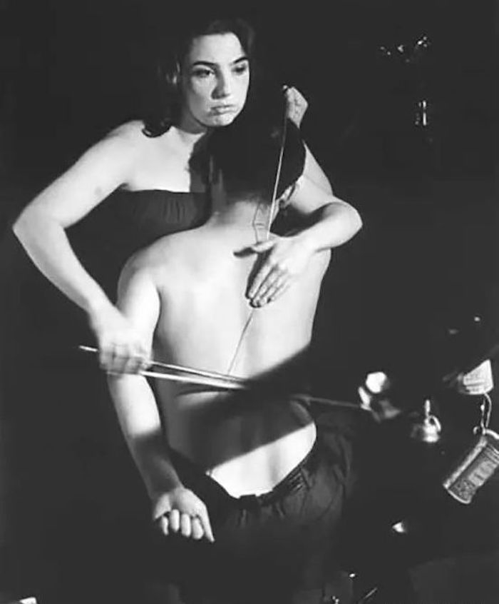 穆尔曼用白南准的身体拉当琴