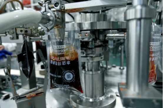 △小袋包装油料进行自动灌装