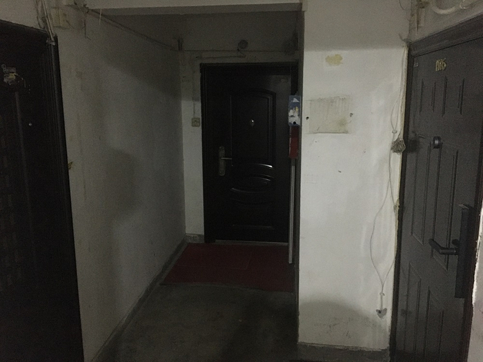 罗庄西里10号楼，原本04户门前应有两米长的楼道