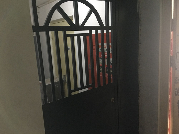 私装防盗门后，消防栓也被圈了进去