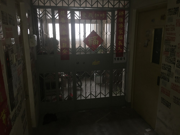 住户私装防盗门之后，不但对采光造成影响，也带来了消防隐患