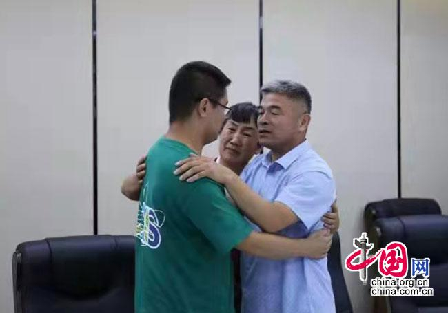郭刚堂、郭新振一家人离散24年终于团聚。公安部供图