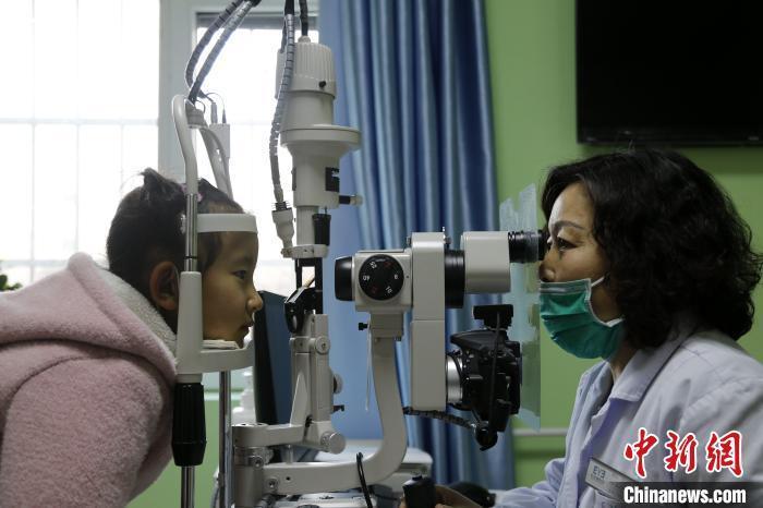 资料图：医护人员为儿童患者检查视力。马铭言 摄