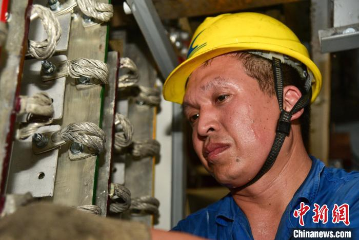 刚进入舱内数分钟，廖耀南就已经满头大汗。　王以照 摄