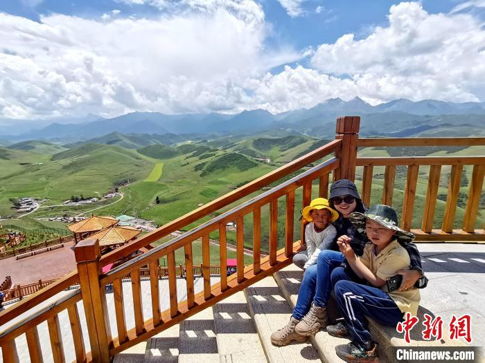 图为游客在海北州祁连县卓尔山景区。　陈文年 摄