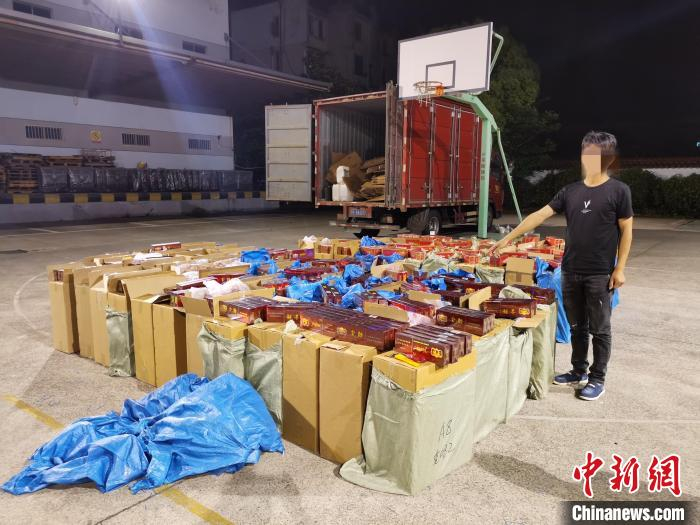 浙江湖州长兴查获涉案超500万元专车运假案件。周焱摄