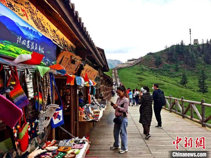 图为游客在海北州祁连县卓尔山景区。　陈文年 摄