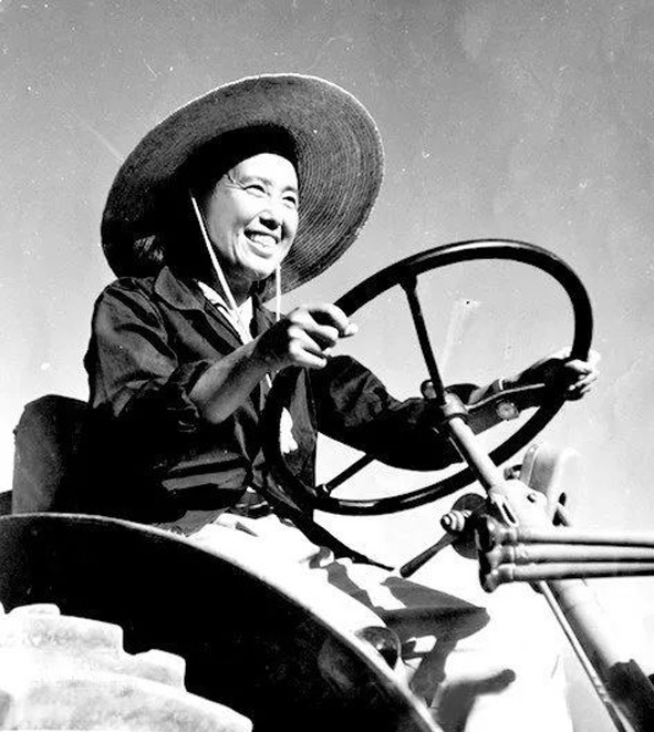 跨越70载的拼搏，她成为兵团里的一面旗