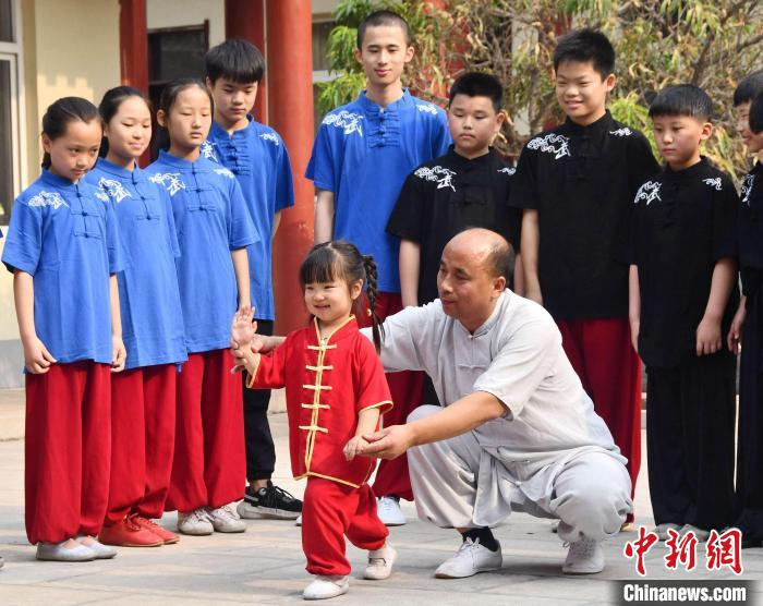 图为育德太极武术院院长李利周指导小学徒学习太极拳。　胡高雷 摄