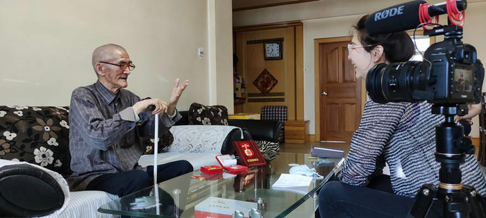 新疆交通运输厅退休老党员孙占坤接受采访张可静摄央广网发