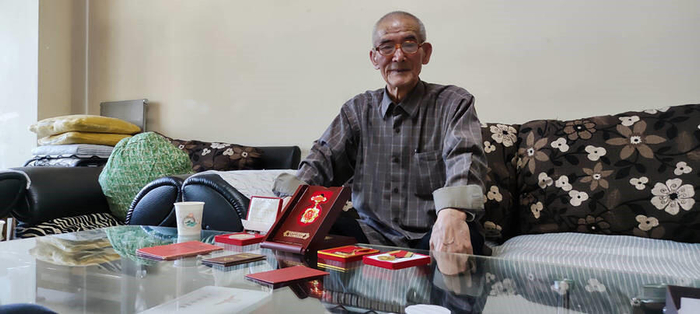 新疆交通运输厅退休老党员孙占坤张可静摄央广网发