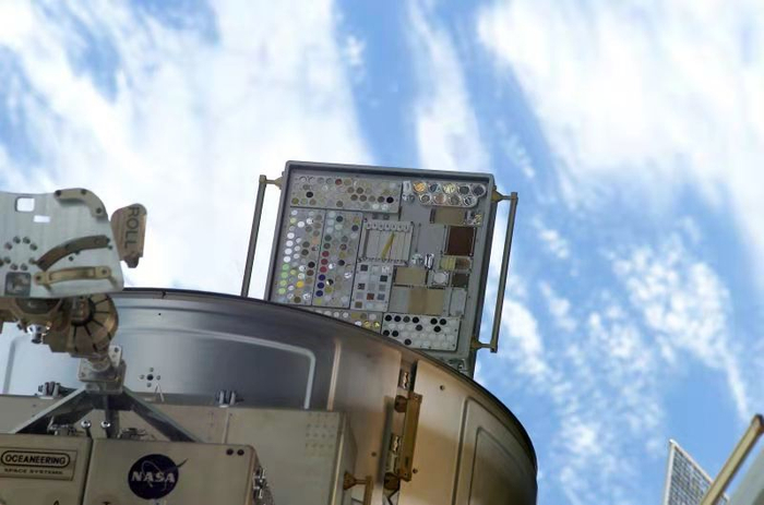 舱外的材料试验，将各种材料长期暴露于太空环境中，检验材料对太空环境的适应性。