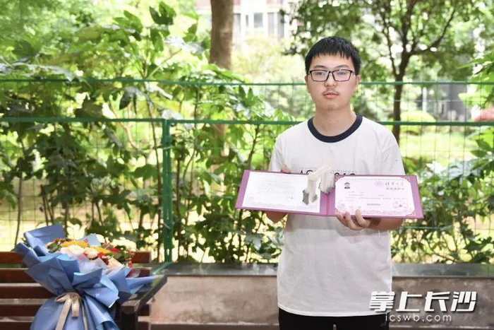 ▲ 长郡中学毕业生高子翼手捧清华录取通知书