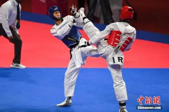 资料图：中国选手赵帅（蓝色）在比赛中。中新社记者 杨华峰 摄