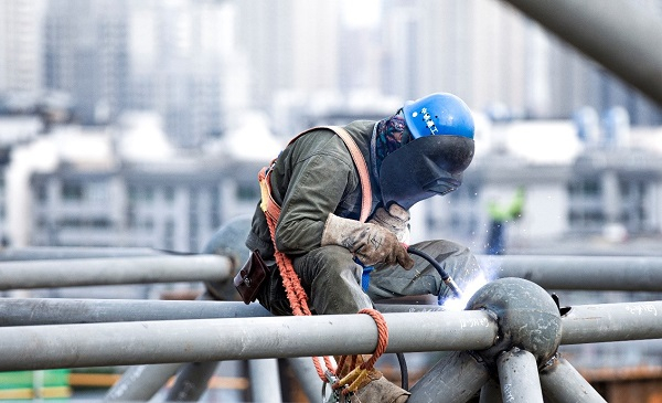 　基层建设者正在施工（央广网发 西安火车站供图）