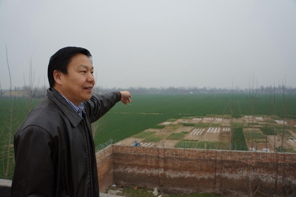 许宏指点最早的“紫禁城”位置（受访者供图）