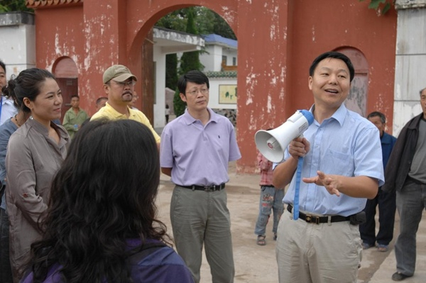 许宏（右一）在二里头为公众讲解（受访者供图）