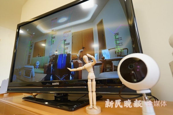 图说：“北新泾街道——乐爱家”的助老样板间里，无线网络生物探测系统可精准感知房间内老人的姿态 新民晚报记者 刘歆 摄（下同）