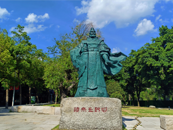 　　闽越王无诸雕像矗立在广场上（央广网发 罗晓英摄）