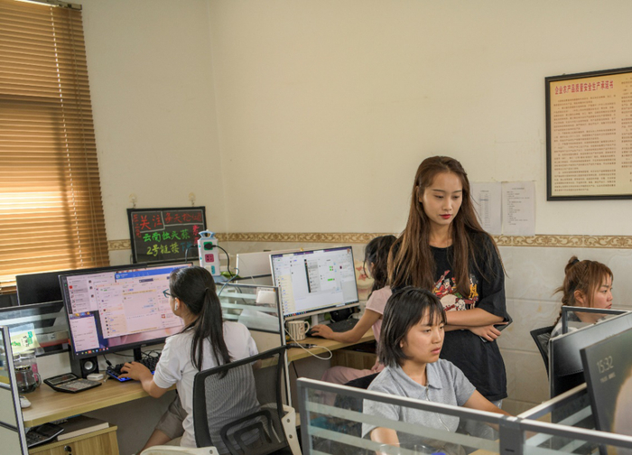 ▲今年以来，店铺单量暴涨，最让晏林英头疼的就是人手不足。李新民/摄