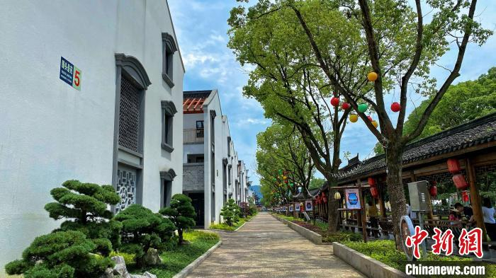 滕头村内的优美环境。　钱晨菲 摄