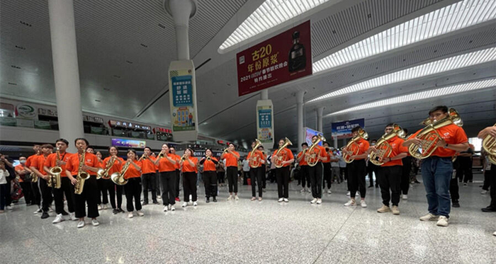 新疆铁路部门与塔里木大学联合举办快闪演出活动。吴奇摄央广网发