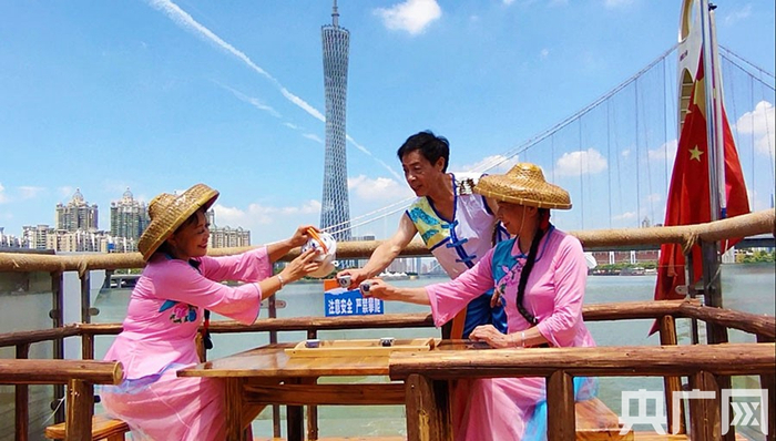 表演者展示“疍家人”生活场景。（央广网发 赖小婷摄）