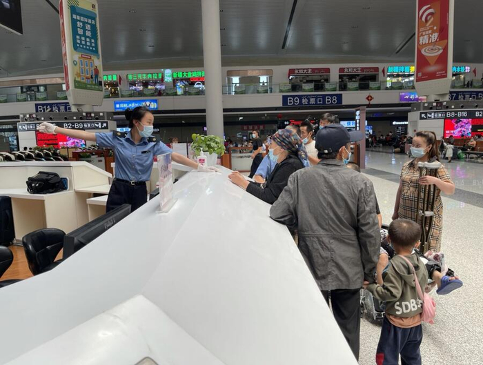 乌鲁木齐站客运人员解答旅客问询。吴奇摄央广网发