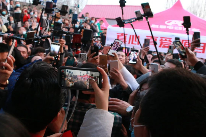 　　2021年3月5日，探访山东“拉面哥”程运付位于山东临沂市费县梁邱镇的家。图为“拉面哥”家外“围观”的人群。图片来源：成都商报