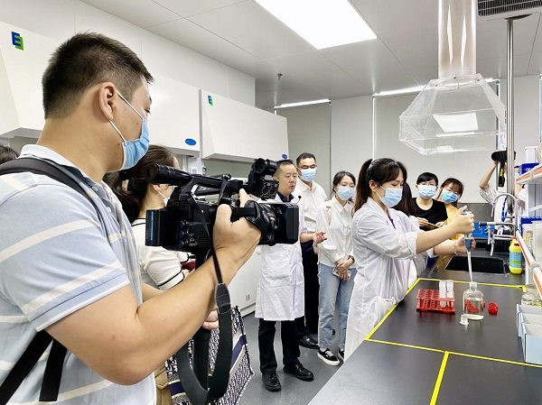媒体记者现场观摩食品检验过程　（央广网发 广西壮族自治区市场监管局供图）