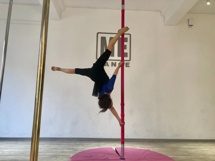 7月6日，戴大丽在舞校教室展示扯旗技巧。新京报记者 吴淋姝 摄