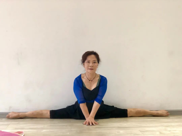 7月6日，戴大丽在舞校教室，展示一字马。新京报记者 吴淋姝 摄