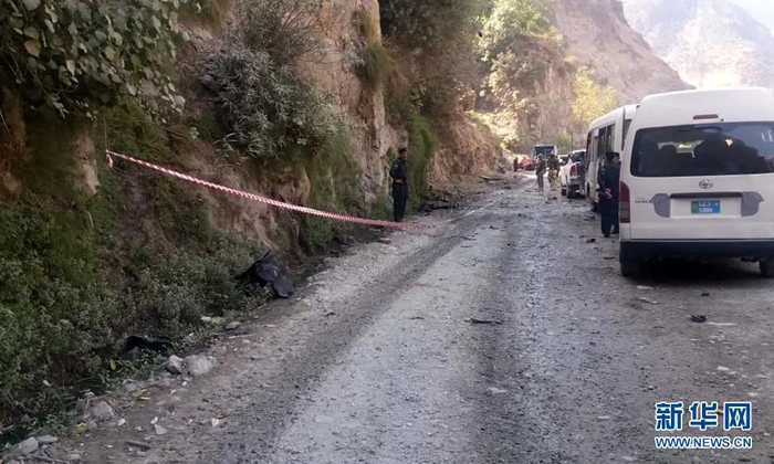 7月14日，安全人员在巴基斯坦开伯尔-普什图省的爆炸现场附近工作。图片来源：新华社