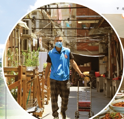 　　淮海中路街道合二居委会党支部副书记徐敏兼职包干当地的上门送助老餐任务，这一送就是四年。 记者 袁婧 摄