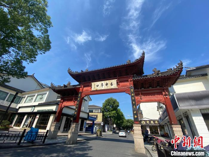 绍兴古轩亭口牌坊 项菁 摄