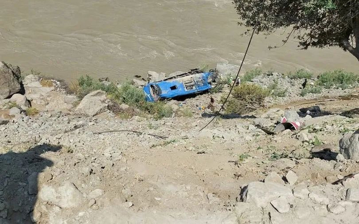 坠入深谷的车辆。图/IC photo