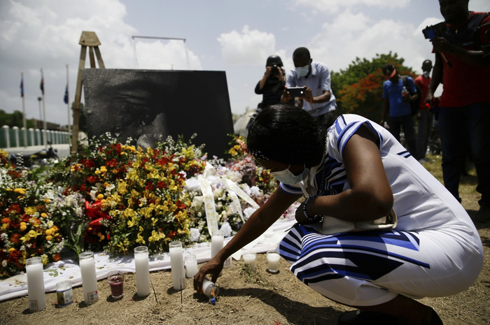 当地时间2021年7月14日，海地太子港，民众悼念海地总统莫伊兹。图源：视觉中国