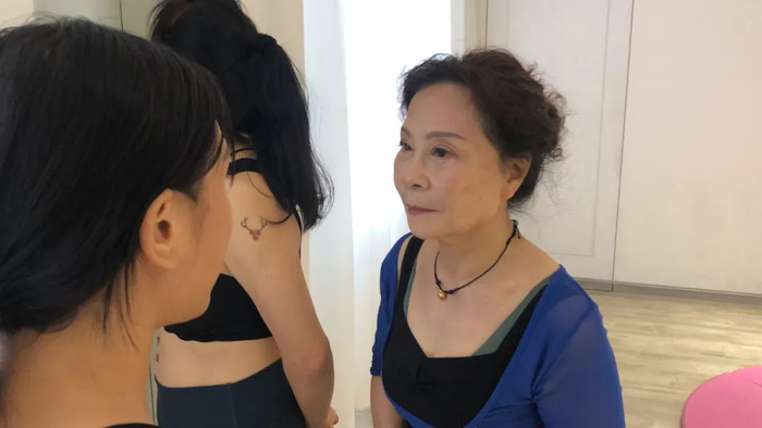 7月6日，舞校教室，在和小舞友聊天的戴大丽。新京报记者 吴淋姝 摄