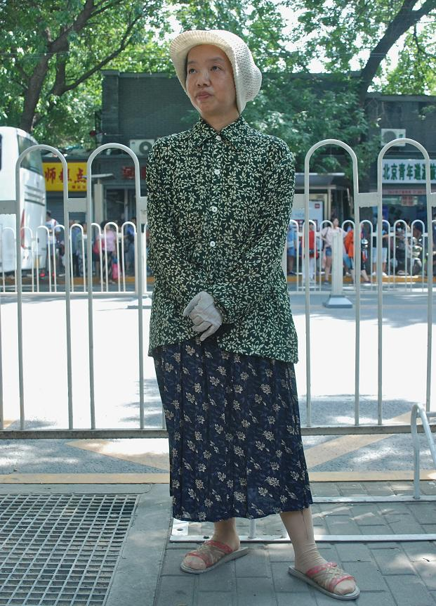 北京大妈真敢穿!6,70岁还穿红戴绿强行扮嫩,老奶奶秒变小姑娘